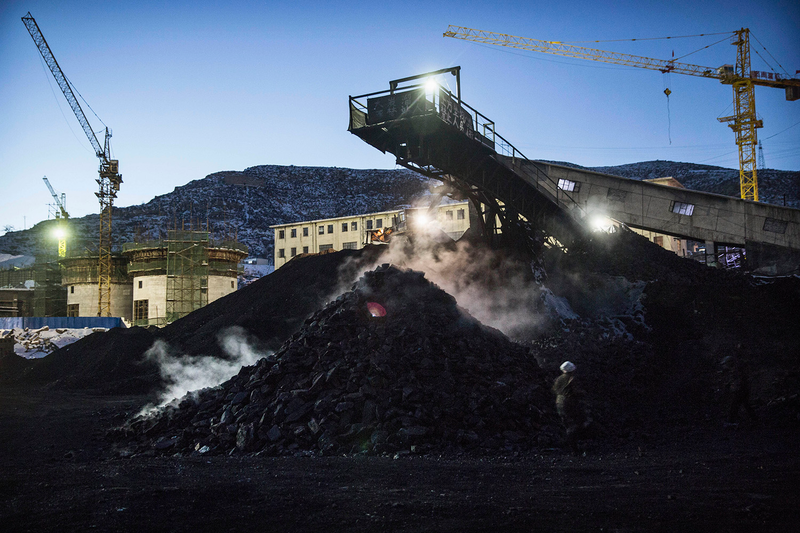 Illustration for article titled Photographs Capture What Life is Like in One of the World's Dirtiest Pits